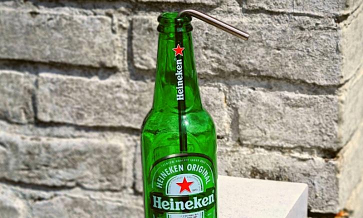 Rietbuis om te atten in een flesje Heineken